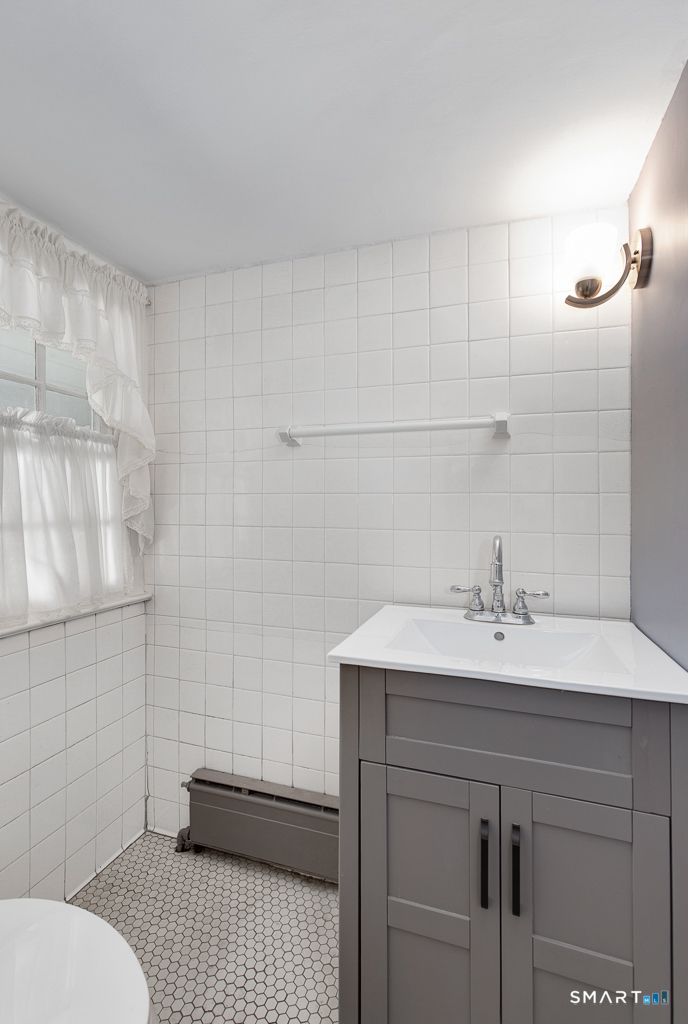 446 Amity Road Woodbridge, CT 06525 - Photo 13 of 40