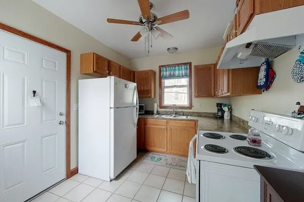 $2,400 | 21 Calvert Street, Unit B, Newport, RI 02840