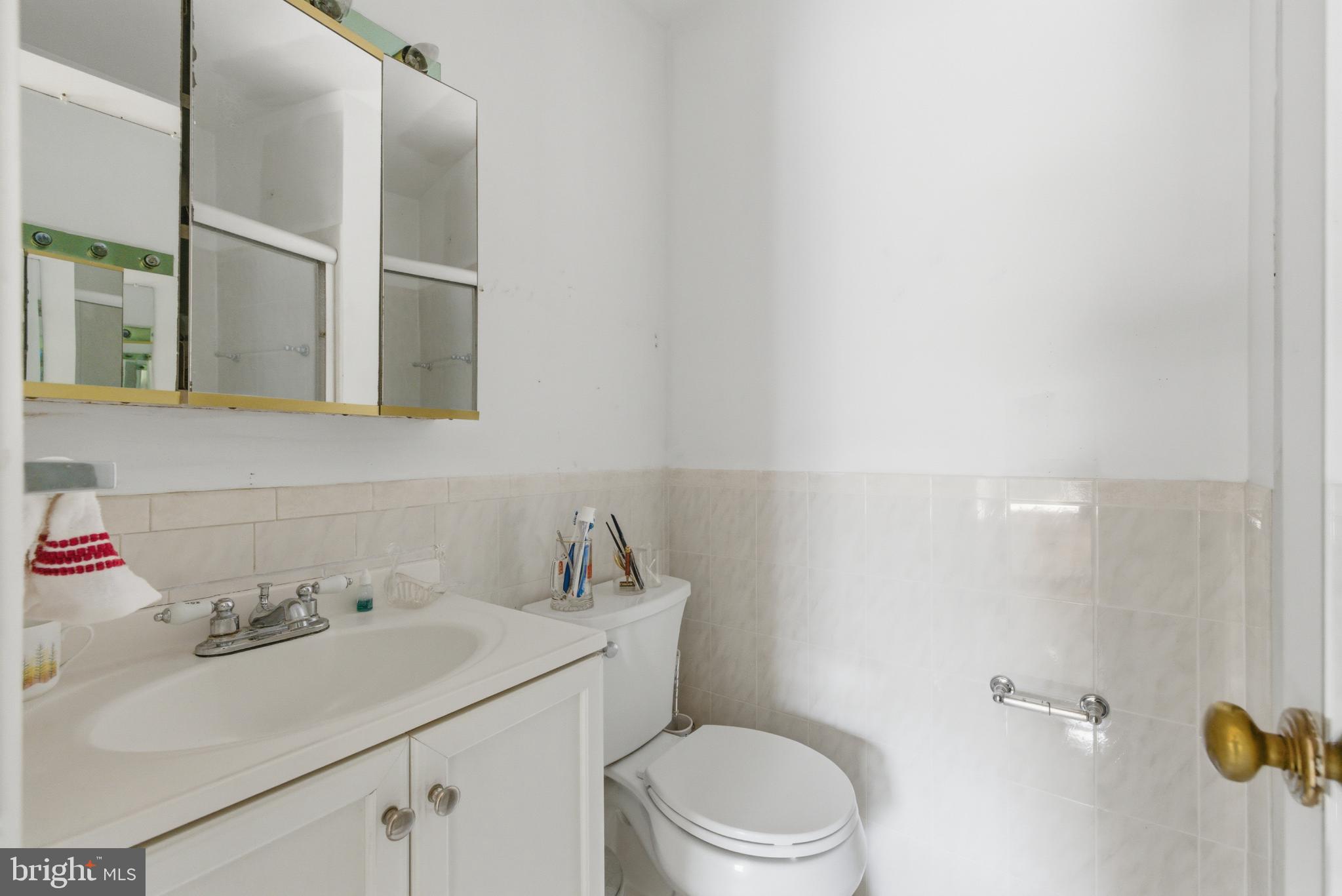 7227 Evanston Road Springfield, VA 22150 - Photo 22 of 44 Bathroom