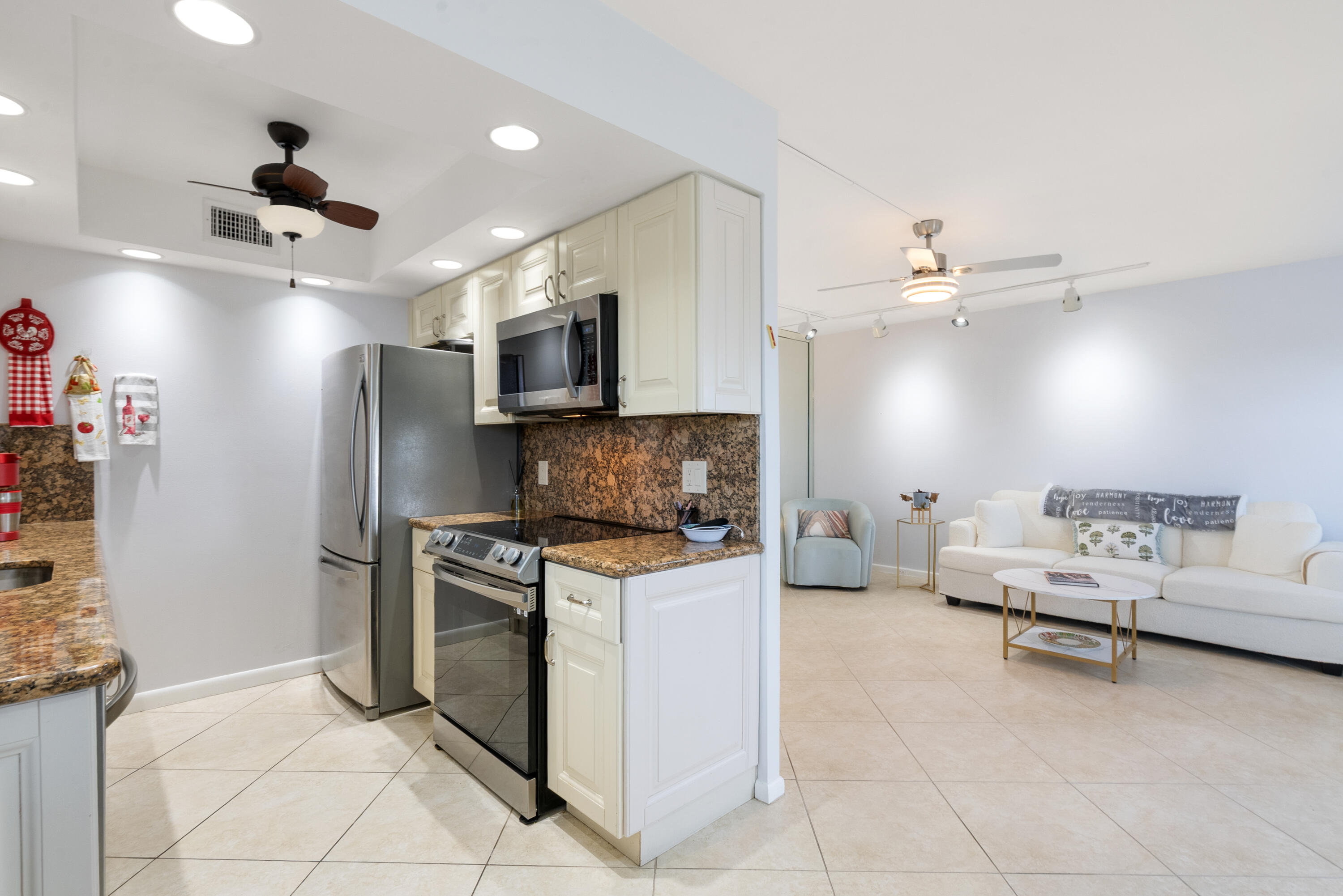 4060 Cornwall C Boca Raton, FL 33434 - Photo 10 of 25 DSC03361
