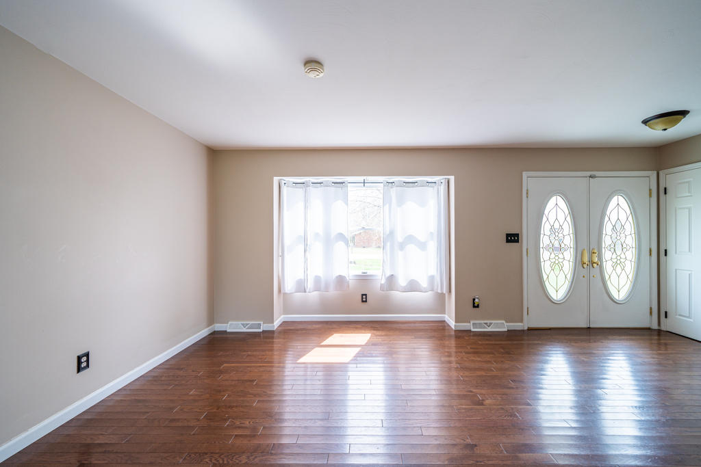 5498 Decker Road Franklin, OH 45005 - Photo 2 of 32