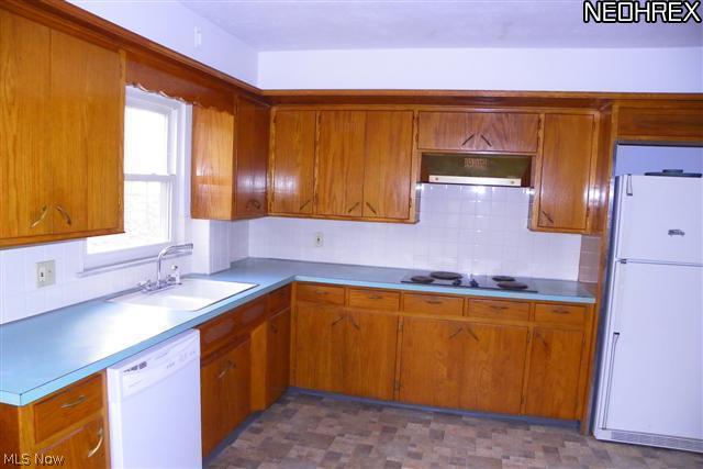 79 South Tamarack Road Akron, OH 44319 - Photo 5 of 25 Spacious eat-in kitchen w/ built-in benches, updated floor & access to back yard