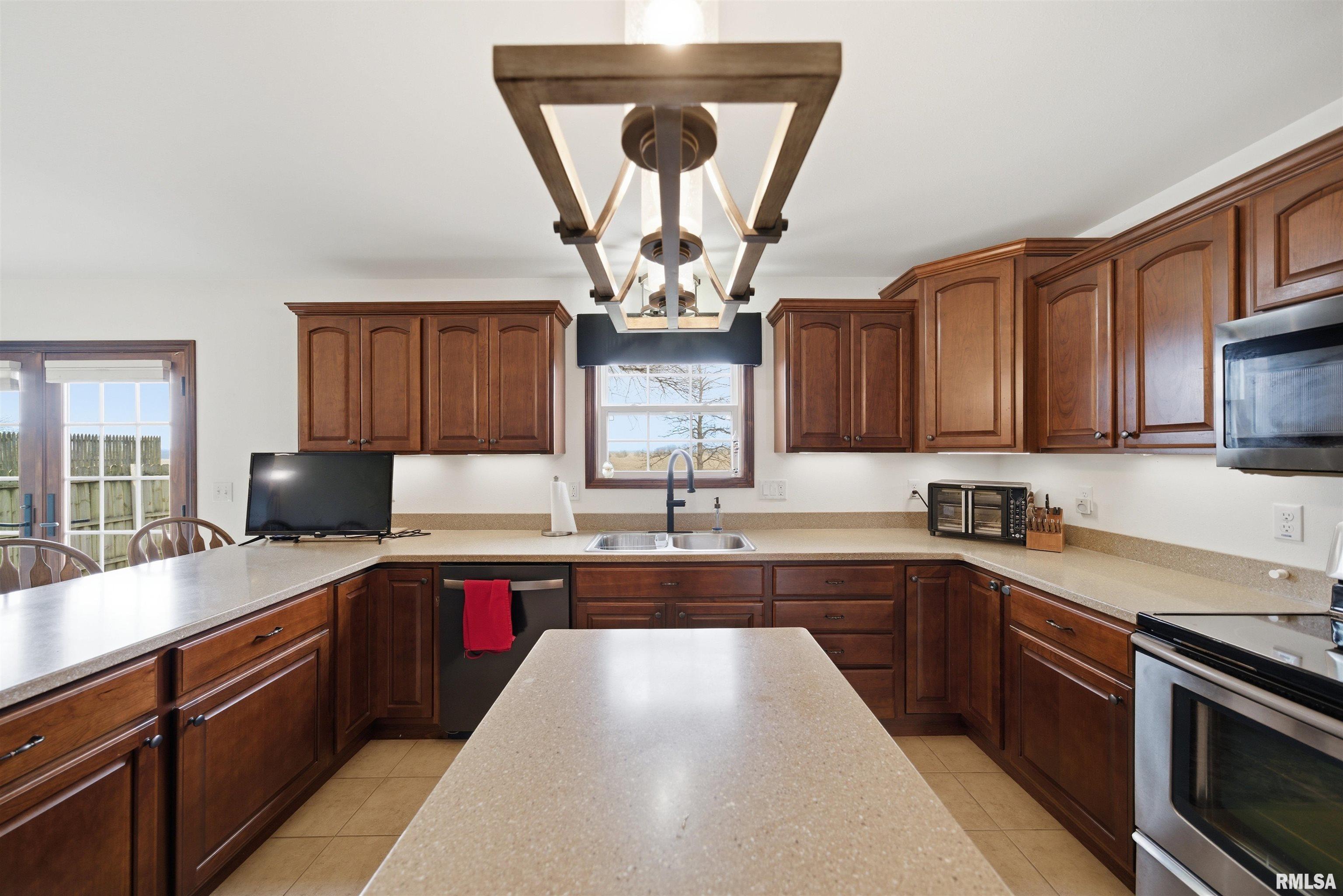 105 East Clinton Street Toulon, IL 61483 - Photo 12 of 28