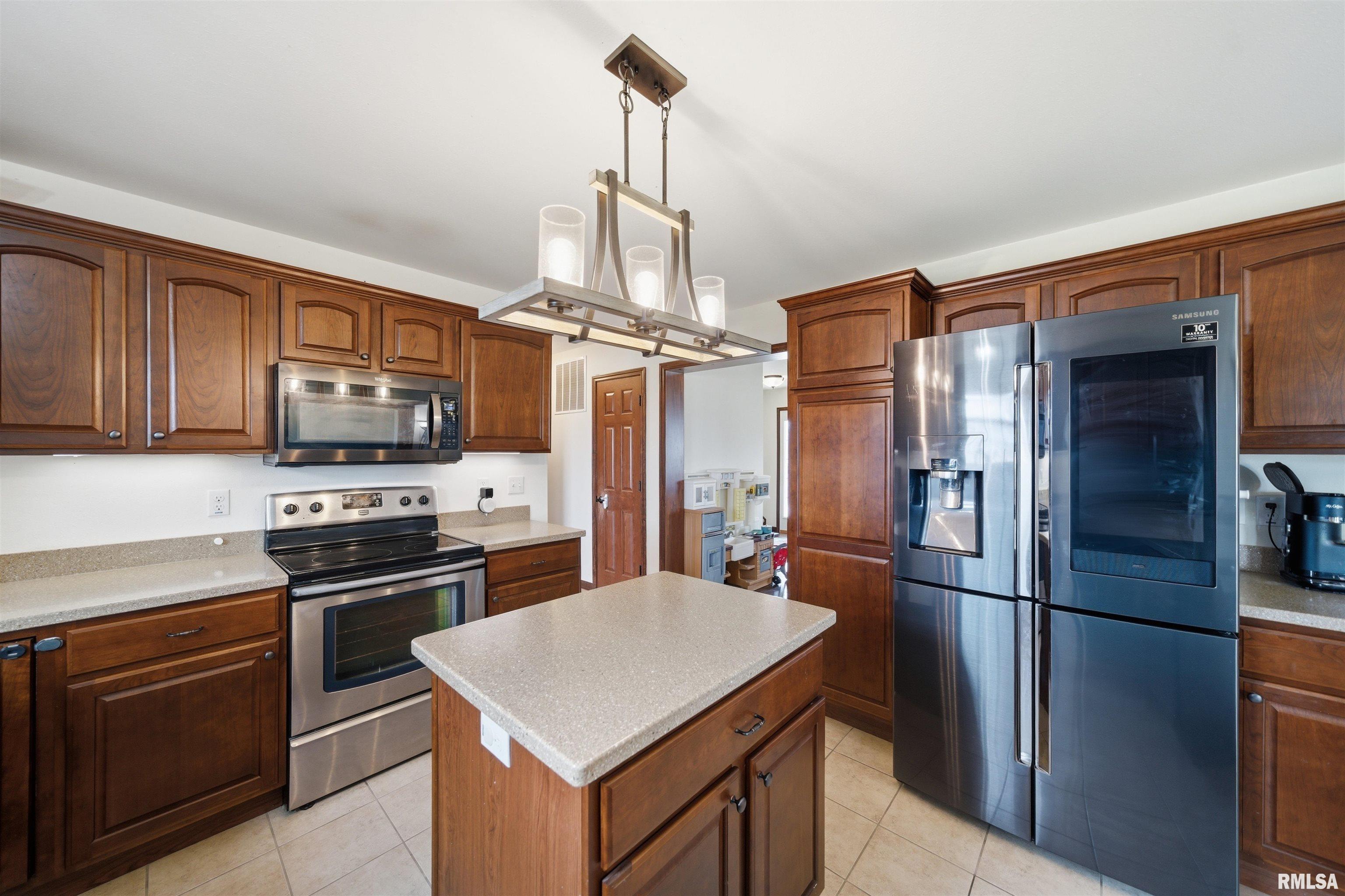 105 East Clinton Street Toulon, IL 61483 - Photo 9 of 28