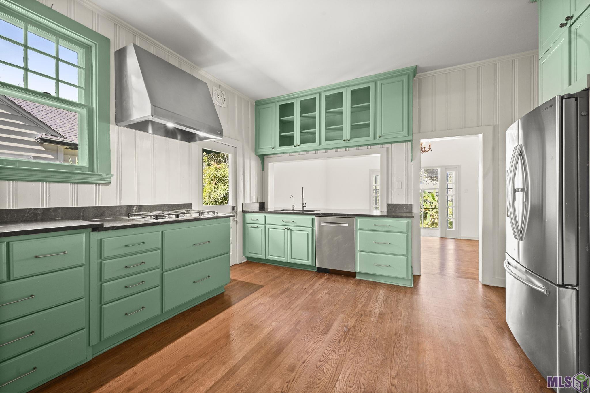 2247 Oleander Street Baton Rouge, LA 70806 - Photo 14 of 43 Kitchen w/ soapstone counters