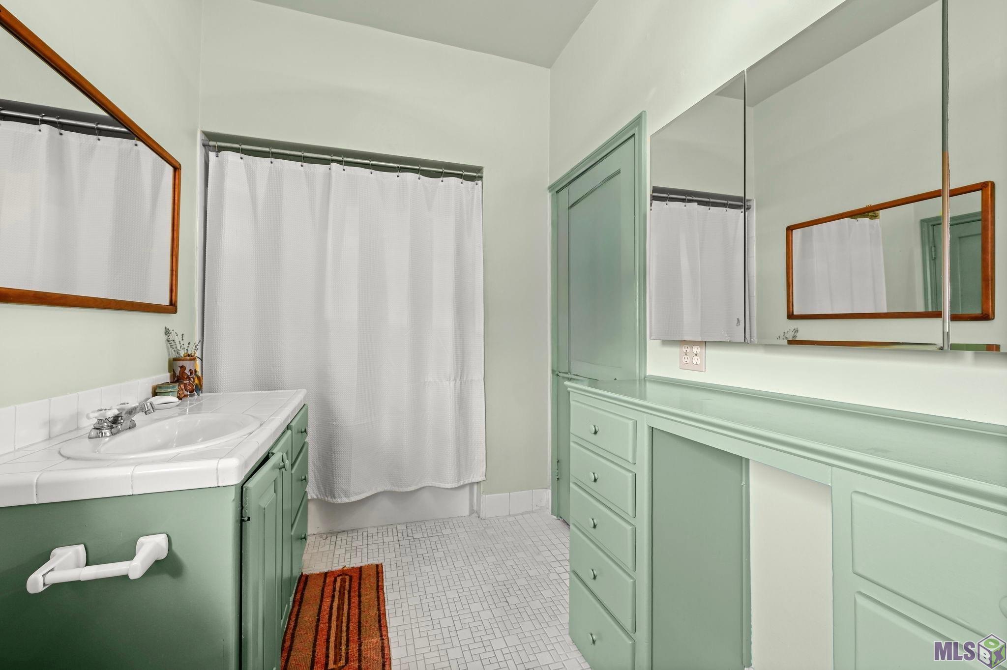 2247 Oleander Street Baton Rouge, LA 70806 - Photo 36 of 43 Upstairs Bathroom