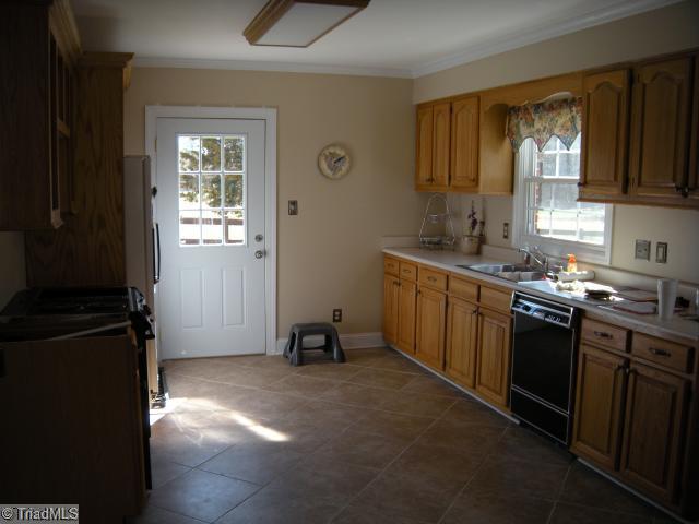 6613 Coltrane Mill Road Greensboro, NC 27406 - Photo 5 of 16 Kitchen.