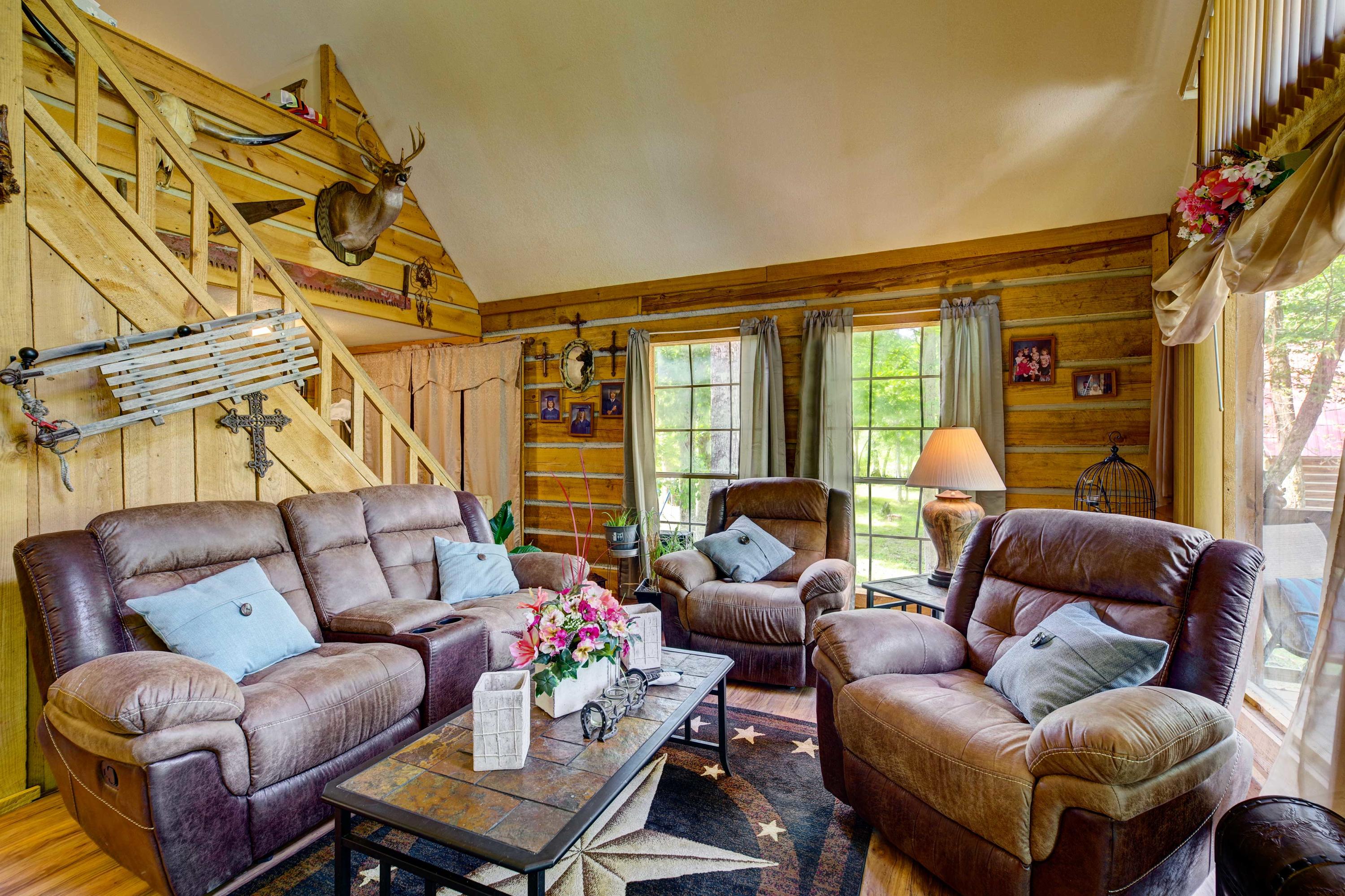 907 Lowes Branch Road La Follette, TN 37766 - Photo 22 of 31 Cabin2_Livingroom1