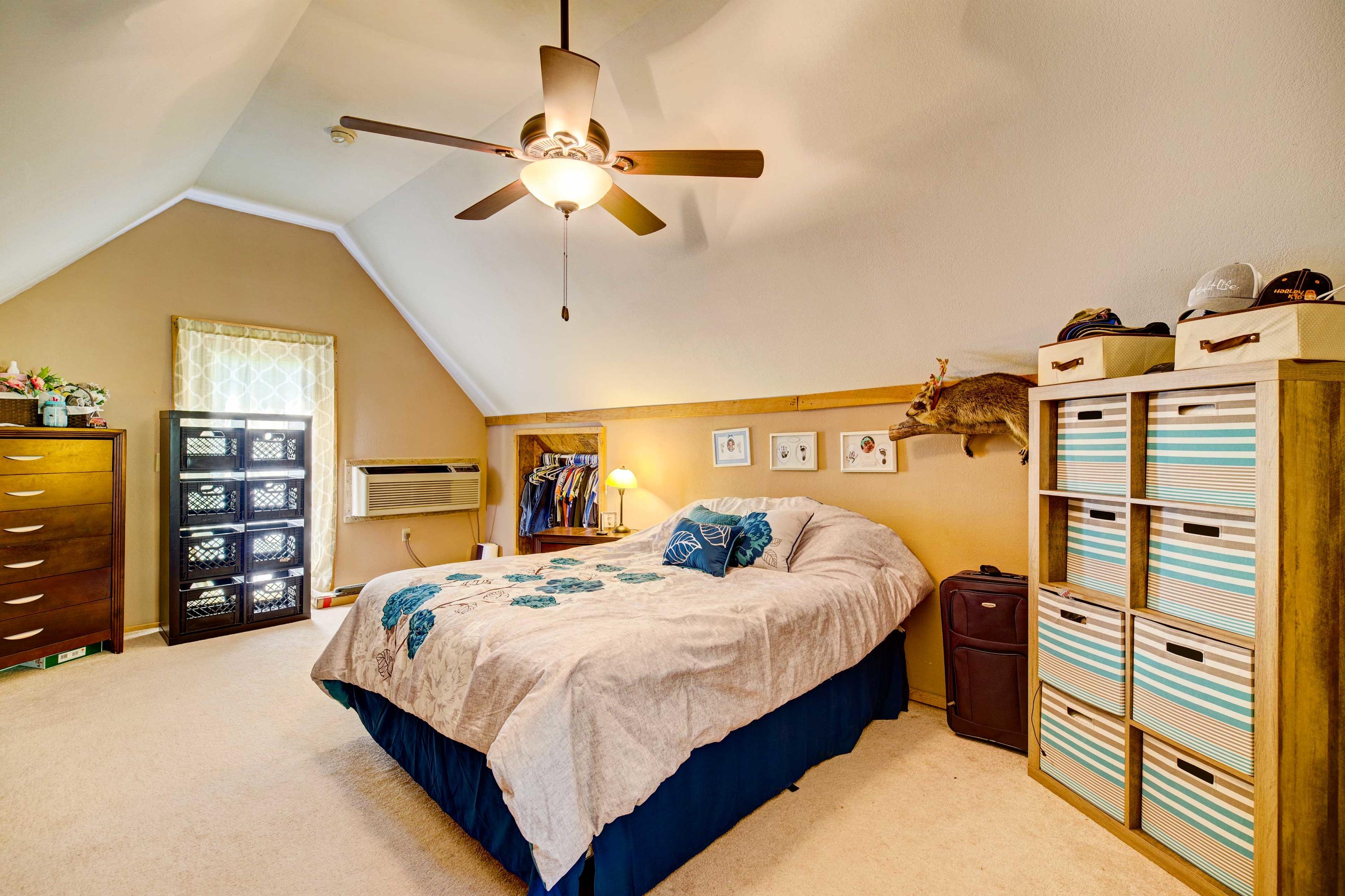 907 Lowes Branch Road La Follette, TN 37766 - Photo 10 of 31 Cabin1_Master1