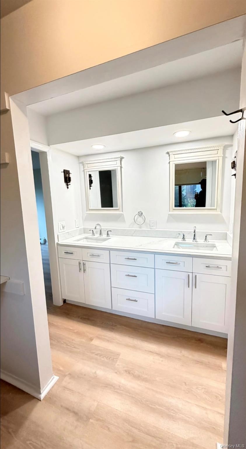 75 Greenway Close, Unit 75 Rye Brook, NY 10573 - Photo 19 of 36 Primary en suite bathroom