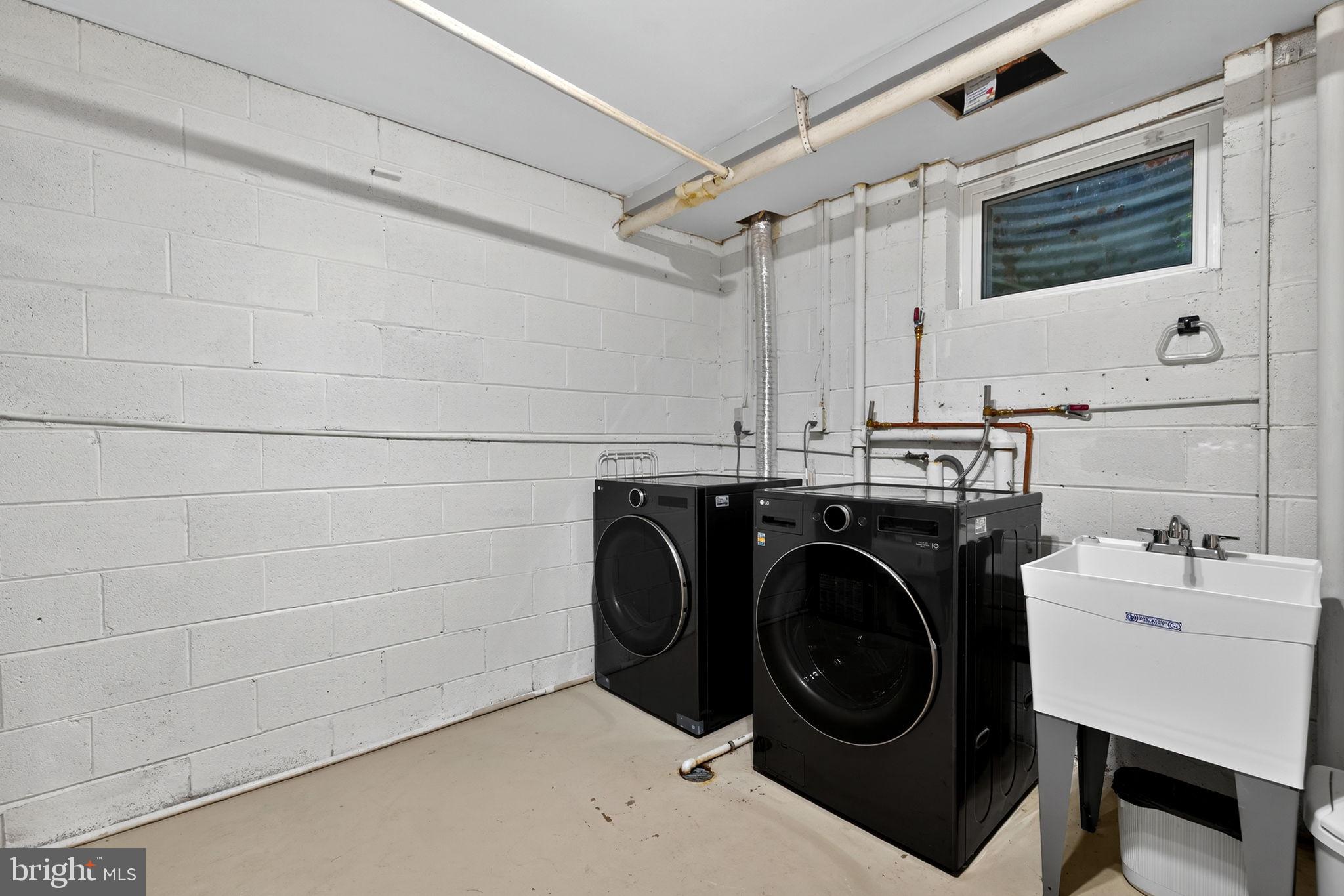 6517 Orono Court Springfield, VA 22152 - Photo 33 of 64 a utility room with dryer and washer