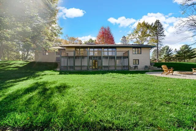 a view of a back yard