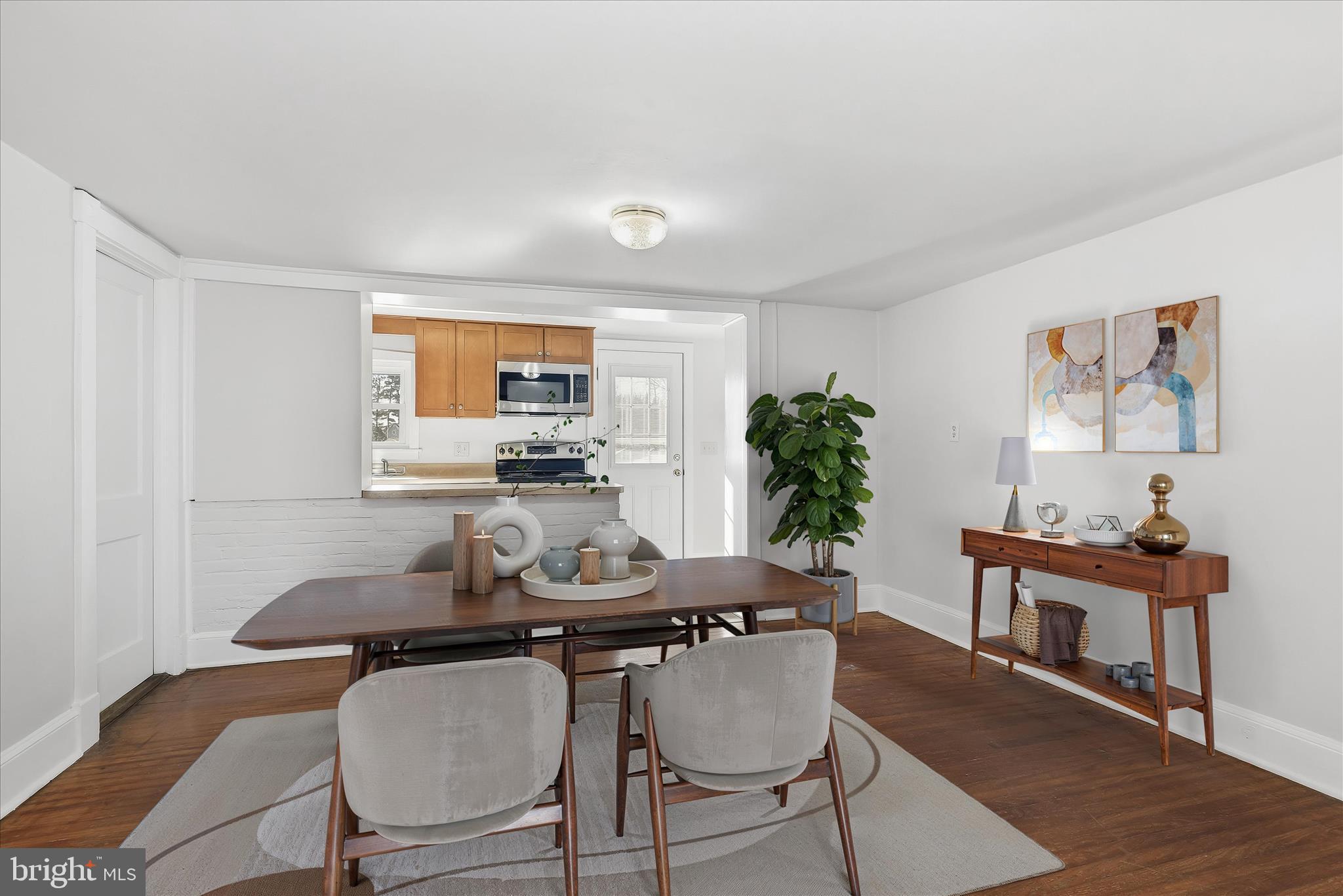 Dining room & kitchen (virtually stagd)