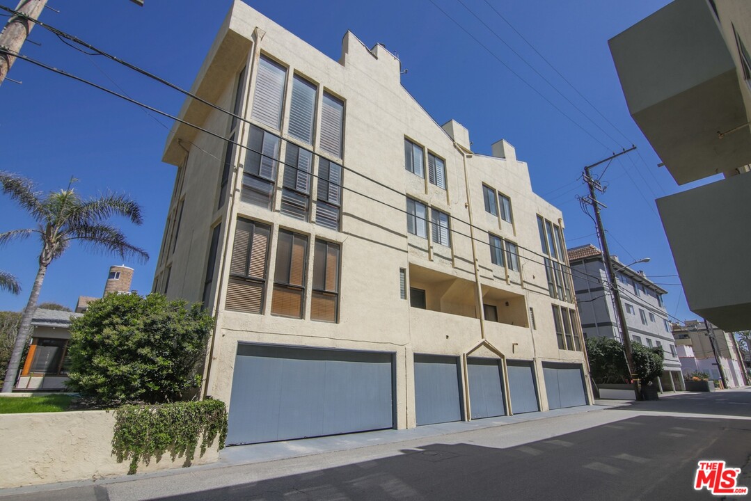 14 Mast Street Venice, CA 90292 - Photo 1 of 23