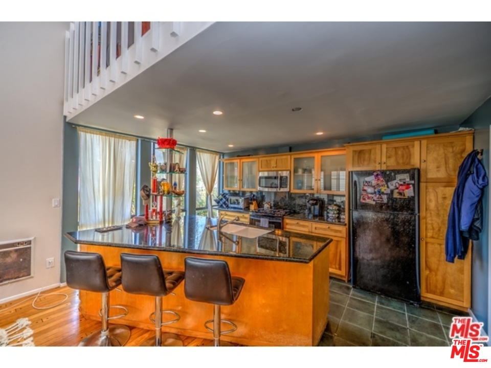 14 Mast Street Venice, CA 90292 - Photo 8 of 23