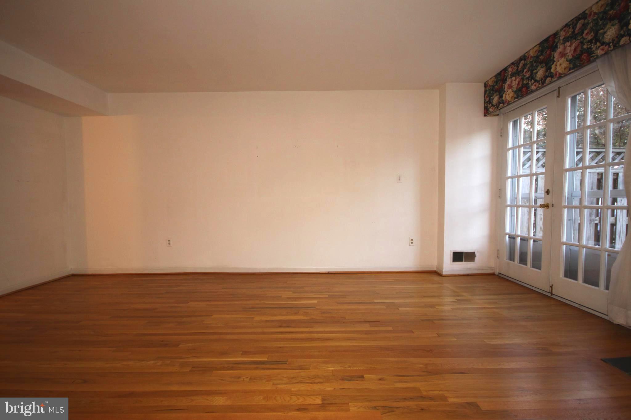 5401 Richenbacher Avenue Alexandria, VA 22304 - Photo 3 of 15 Living Room