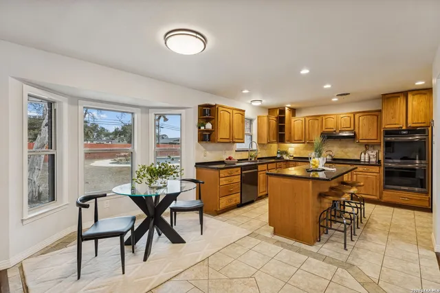 $875,000 | 100 Lochaven Lane, Castle Hills, TX 78213