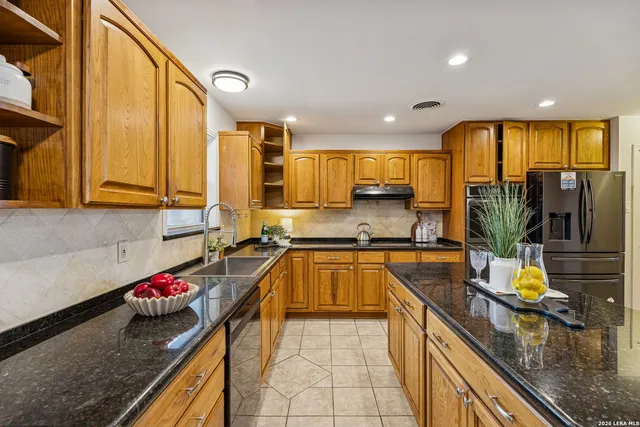 $875,000 | 100 Lochaven Lane, Castle Hills, TX 78213