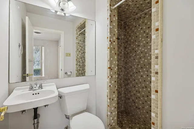 $875,000 | 100 Lochaven Lane, Castle Hills, TX 78213