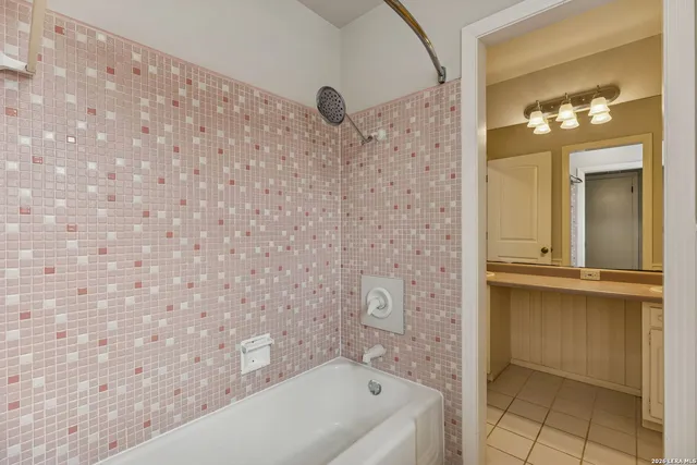 $875,000 | 100 Lochaven Lane, Castle Hills, TX 78213