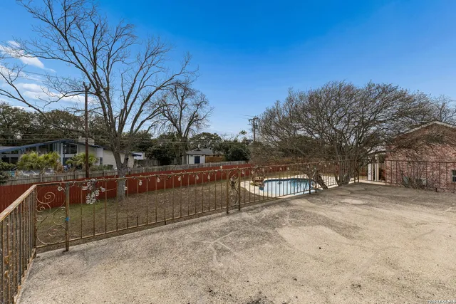 $875,000 | 100 Lochaven Lane, Castle Hills, TX 78213