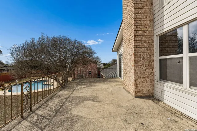 $875,000 | 100 Lochaven Lane, Castle Hills, TX 78213