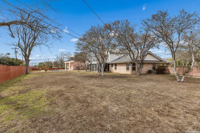 $875,000 | 100 Lochaven Lane, Castle Hills, TX 78213