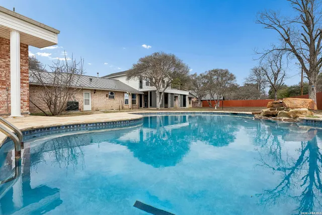 $875,000 | 100 Lochaven Lane, Castle Hills, TX 78213