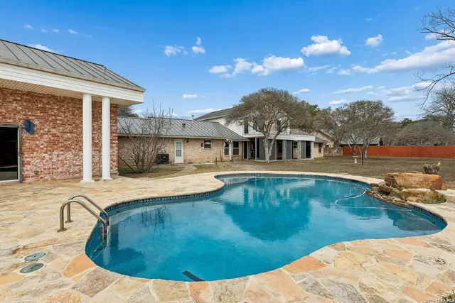 $875,000 | 100 Lochaven Lane, Castle Hills, TX 78213