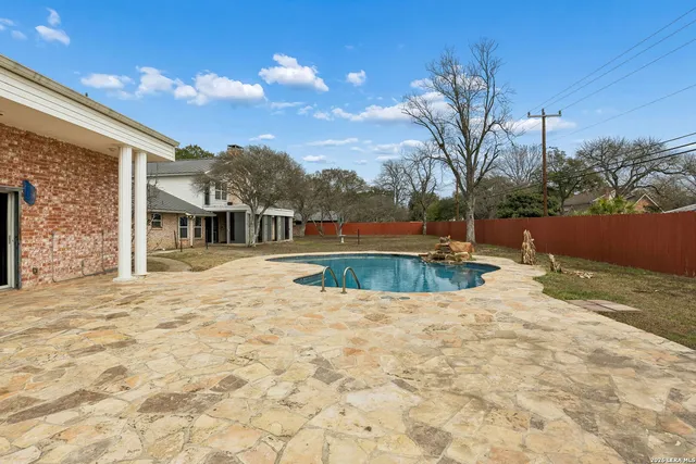 $875,000 | 100 Lochaven Lane, Castle Hills, TX 78213