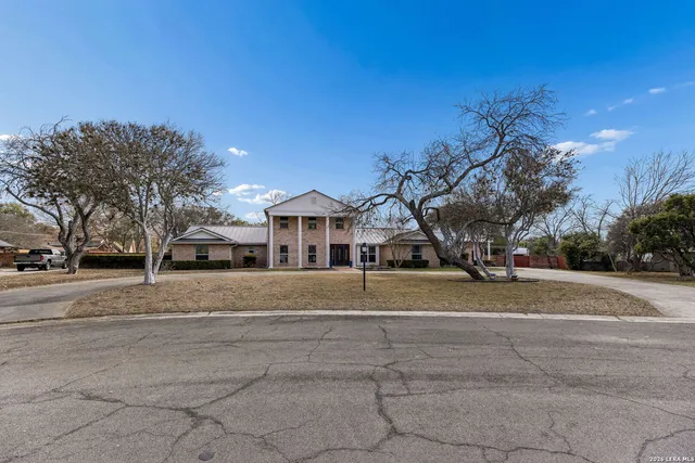 $875,000 | 100 Lochaven Lane, Castle Hills, TX 78213