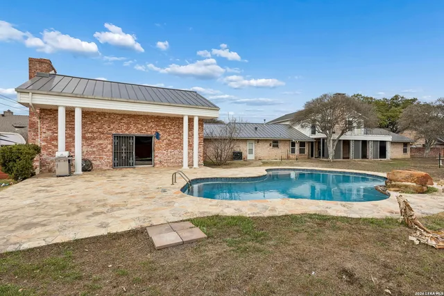 $875,000 | 100 Lochaven Lane, Castle Hills, TX 78213