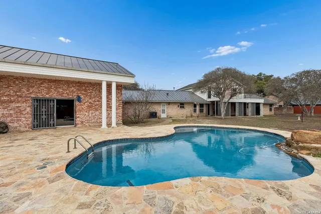 $875,000 | 100 Lochaven Lane, Castle Hills, TX 78213