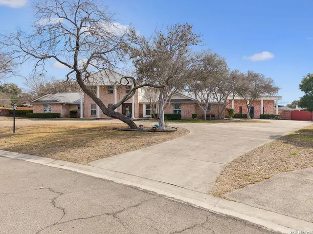 $875,000 | 100 Lochaven Lane, Castle Hills, TX 78213