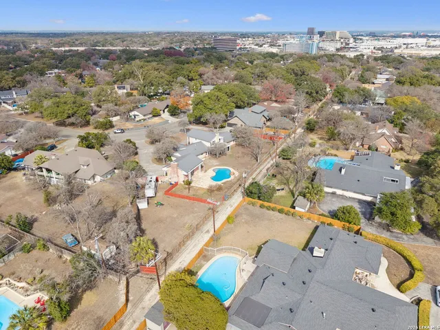 $875,000 | 100 Lochaven Lane, Castle Hills, TX 78213