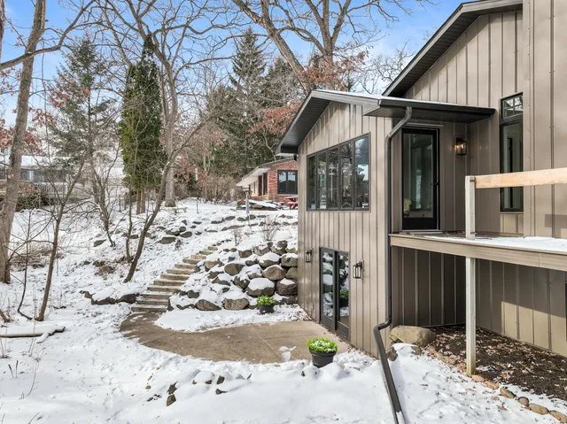 $1,995,000 | 853 Sauganash Drive, Fontana, WI 53125