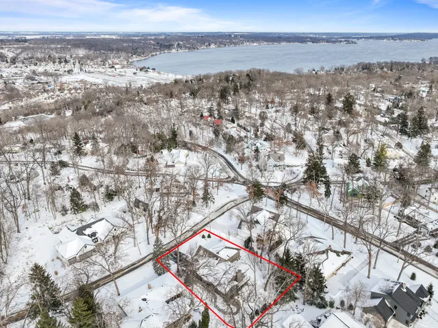 $1,995,000 | 853 Sauganash Drive, Fontana, WI 53125