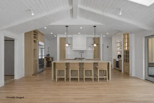 $1,995,000 | 853 Sauganash Drive, Fontana, WI 53125