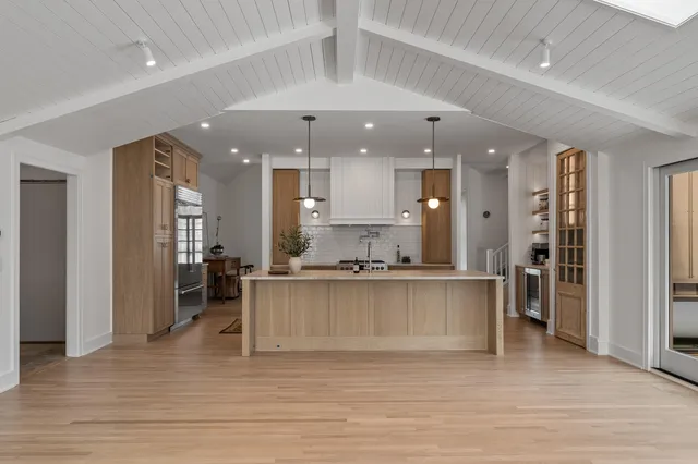 $1,995,000 | 853 Sauganash Drive, Fontana, WI 53125