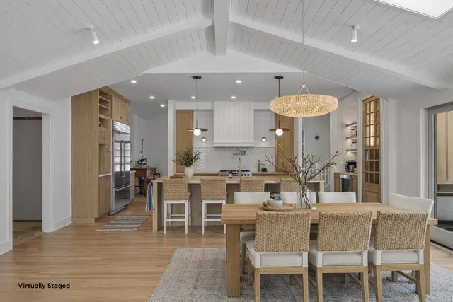 $1,995,000 | 853 Sauganash Drive, Fontana, WI 53125