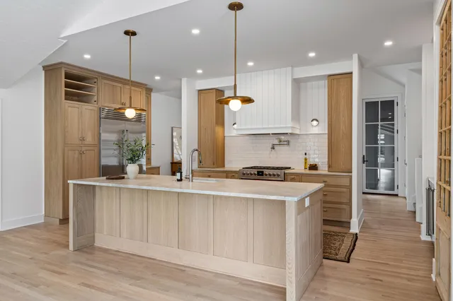 $1,995,000 | 853 Sauganash Drive, Fontana, WI 53125