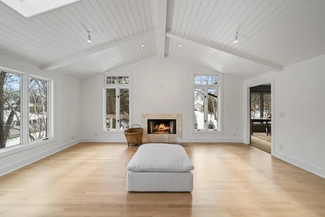 $1,995,000 | 853 Sauganash Drive, Fontana, WI 53125