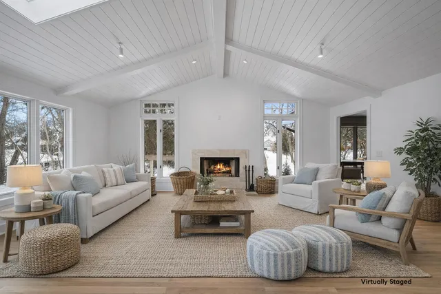 $1,995,000 | 853 Sauganash Drive, Fontana, WI 53125