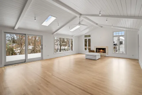 $1,995,000 | 853 Sauganash Drive, Fontana, WI 53125