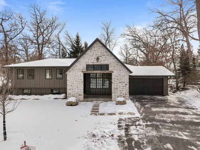 $1,995,000 | 853 Sauganash Drive, Fontana, WI 53125