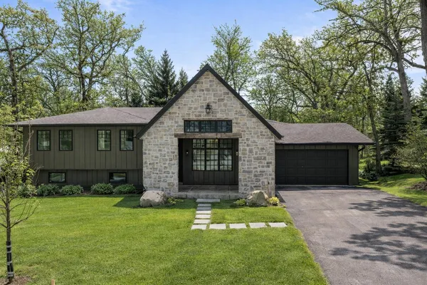 $1,995,000 | 853 Sauganash Drive, Fontana, WI 53125