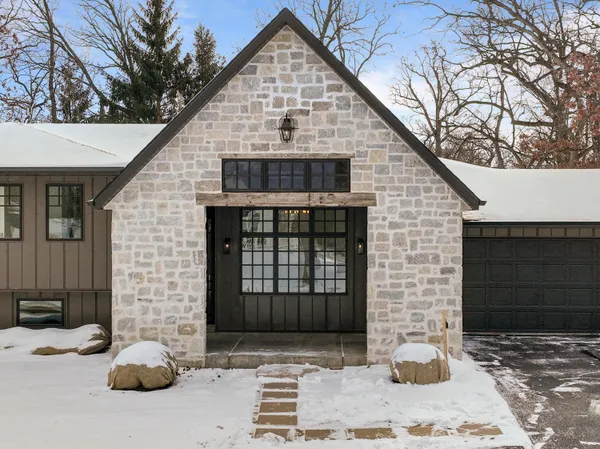 $1,995,000 | 853 Sauganash Drive, Fontana, WI 53125