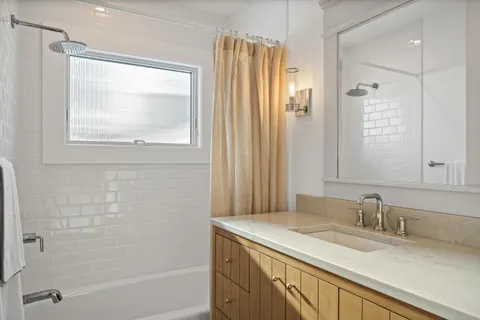 $1,995,000 | 853 Sauganash Drive, Fontana, WI 53125