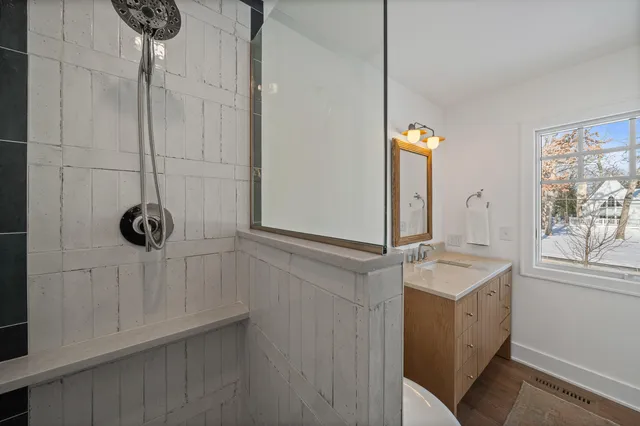 $1,995,000 | 853 Sauganash Drive, Fontana, WI 53125