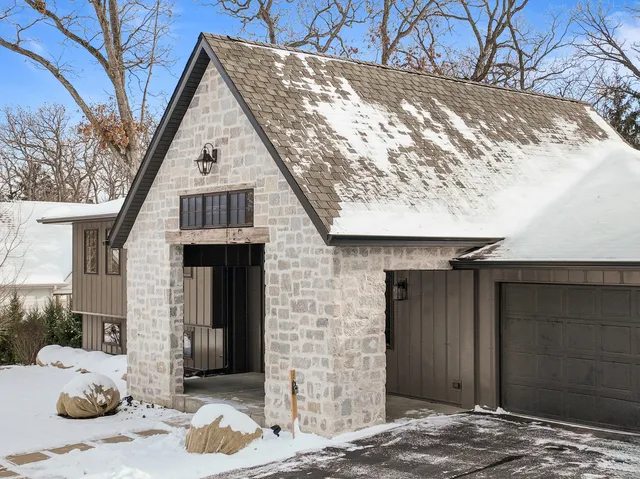 $1,995,000 | 853 Sauganash Drive, Fontana, WI 53125